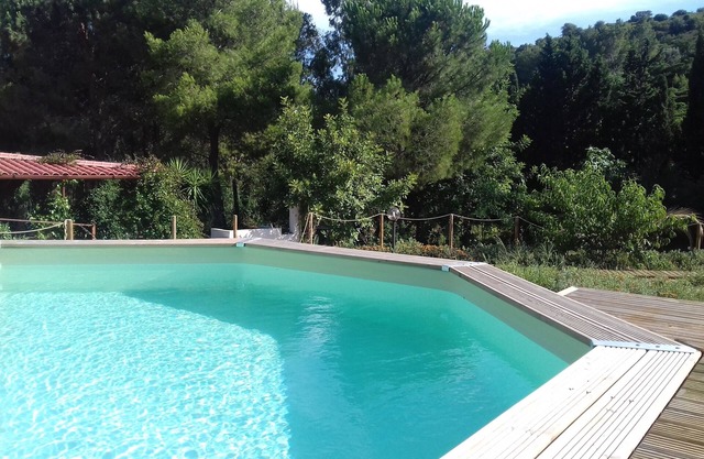 Holidayhouse surrounded by nature. Vast garden, private pool, wifi, beach at 4km