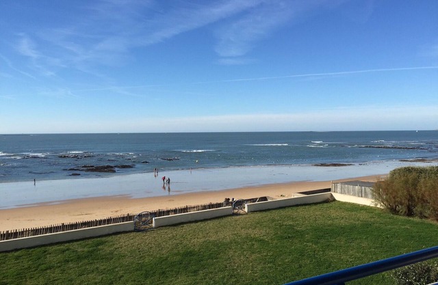 Holidays feet in the water. Direct access to the beach. high-speed Internet