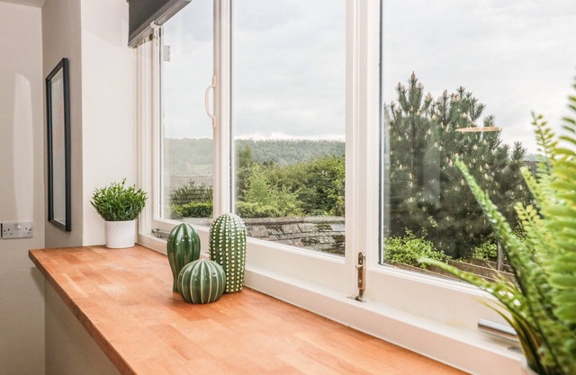 HOLLOWAY HOUSE, pet friendly, with hot tub in Wotton-Under-Edge