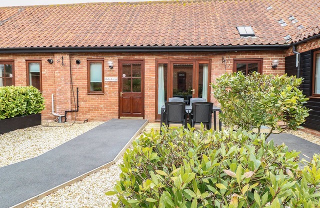 HOLLY BERRY, family friendly, with a garden in Wood Norton