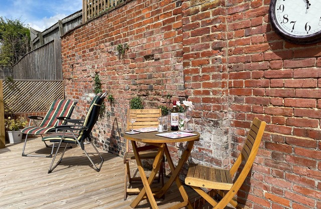 HOLLY COTTAGE, pet friendly, country holiday cottage in Framlingham