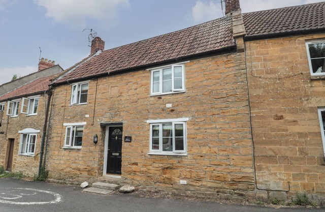 HOLLY COTTAGE, pet friendly, character holiday cottage in West Coker