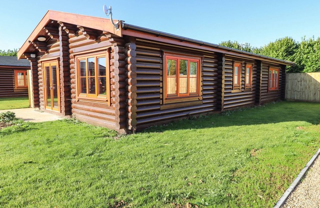 HOLLY LODGE, family friendly, with pool in Greetham, Rutland