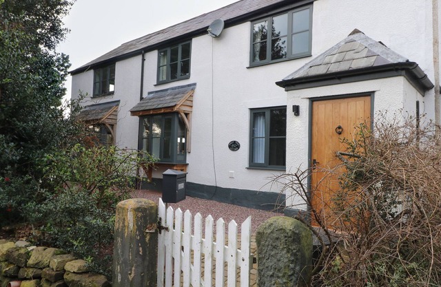HOLLY TREE COTTAGE, family friendly, with open fire in Tarvin