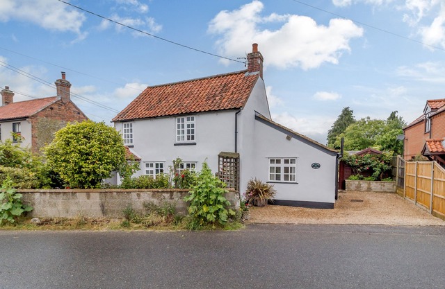 HOLLYHEDGE COTTAGE, pet friendly, with open fire in Briston
