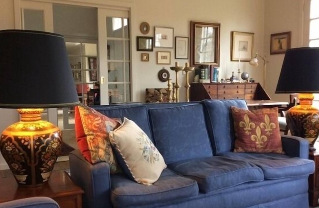 Hollyoak - A delightful English style house just 300 meters from High Street