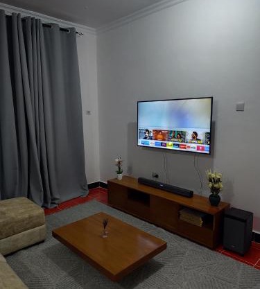 Home 2 minutes drive to airport