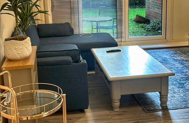 Home away, 30 mins to central London & 15 mins to Heathrow and Windsor.