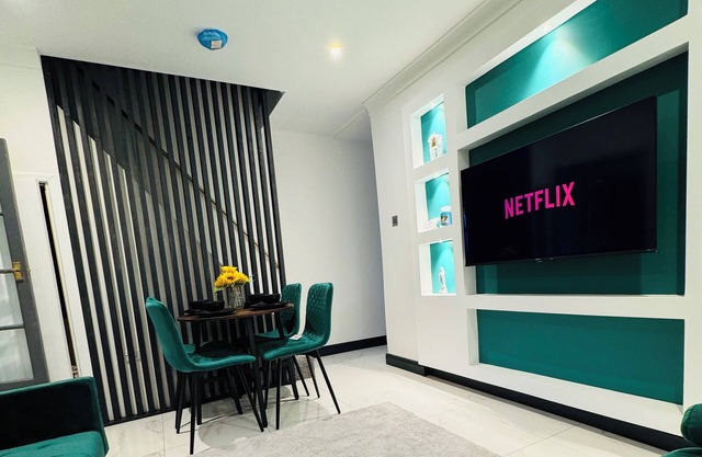 HOME AWAY 4BR LUXURY HOUSEnFAMILY FRUENDLY AND PET FRIENDLYnCITY CENTRE