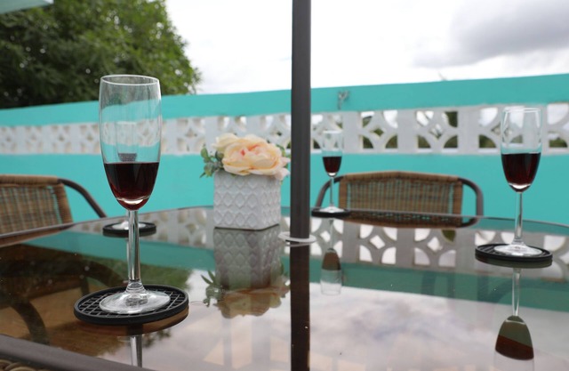HOME AWAY FROM HOME. AIR-COND. POOL. CLOSE TO AIRPORT.