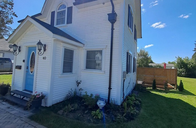 Home Away From Home, come and relax in a beautiful old country home with Jacuzzi