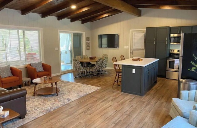 Home away from Home- Mid Century Style - central Omaha (5 min from I-80)
