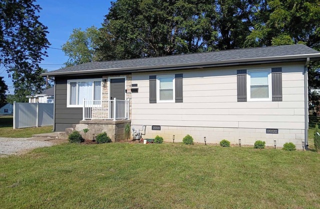 HOME AWAY - Newly Updated 3-BR house with WiFi and AC in the heart of Beaver Dam