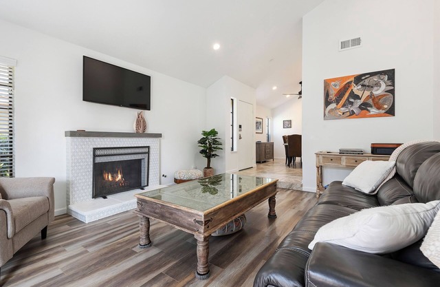 Home by the Harbor - Quiet 2-bedroom near the beach, walk to everything