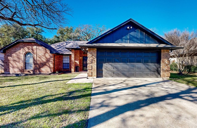 Home close to Eagle Mountain Lake, pond & beach with patio, streaming, W/D, & AC