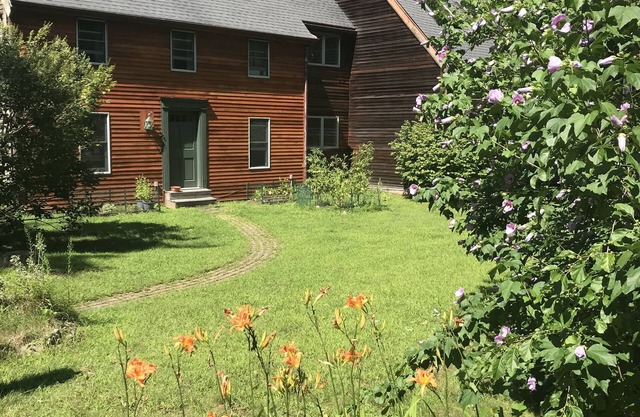 Home in the woods - Big, Acreage, Nature Oasis, King Bed, Giant Windows