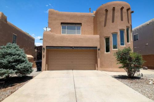 Home near Balloon Fiesta Park!