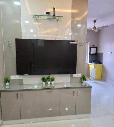 HOME STAY In TNAGAR E14