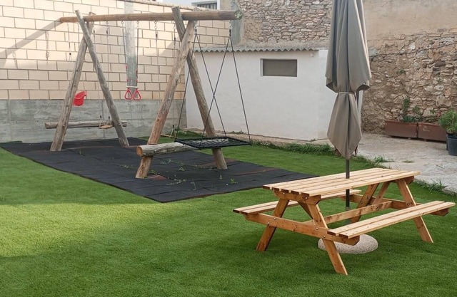HOME TO ENJOY IN STYLE ! Garden, barbecue, swimming pool, swings, ping-pong.