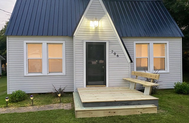 Home Town Getaway - 2 bed 1 bath home - close to town!