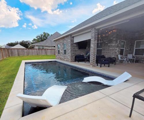 Home With Private Pool On Golf Course