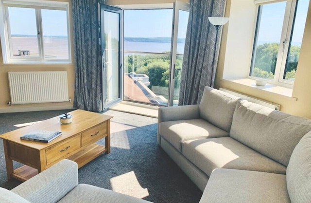 Homely 2 bedroom apartment&stunning seaside views