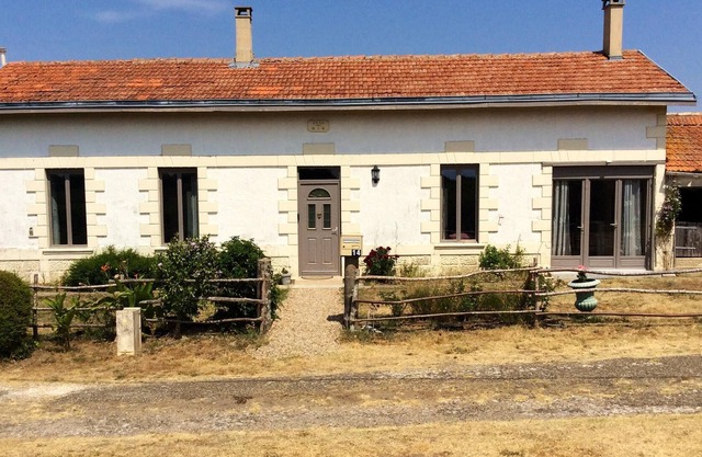 Homerez - Spacious house for 6 ppl. with garden at Saint-Bonnet-sur-Gironde