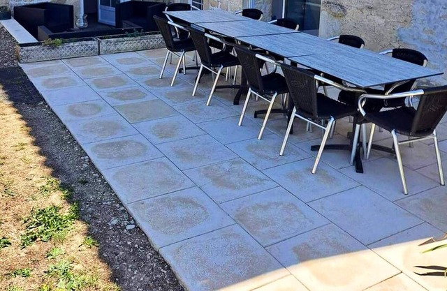 Homerez - Large house for 12 people with terrace in Saint-Mandé-sur-Brédoire