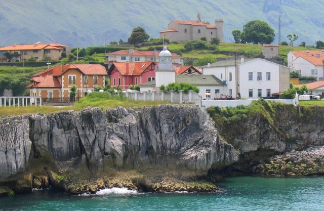 Homerez - Apartment in Llanes, mountain view.
