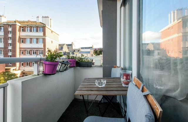Homerez - Apartment in Rouen, Balcony, City View.