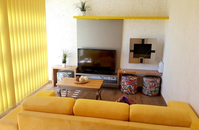 Homerez - Beautiful bungalow for 6 ppl. with shared pool and terrace at Furtado