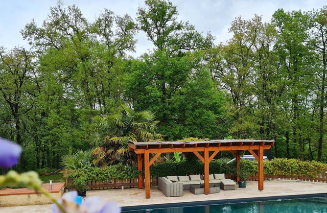 Homerez - Big appartement for 10 ppl. with shared pool and garden at Maurens