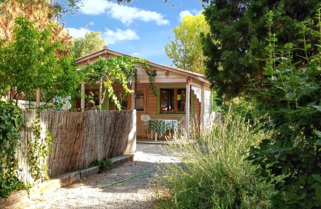 Homerez - Chalet in Poussan with garden