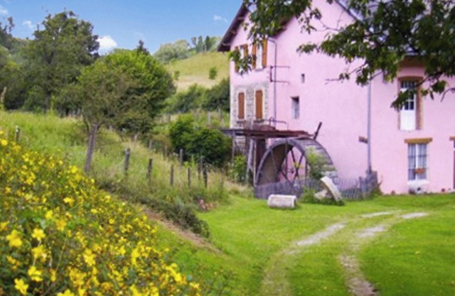 Homerez - Charming House in Chirens with Enclosed Garden