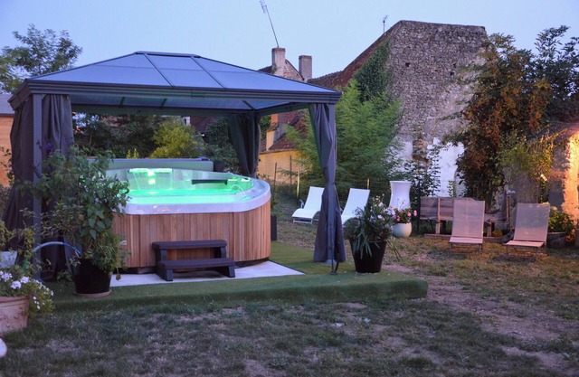 Homerez - Charming house in Le Blanc with spa and garden