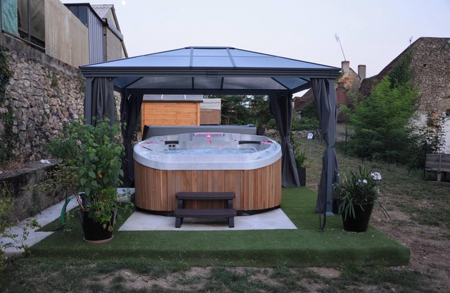 Homerez - Charming house in Le Blanc with spa and garden