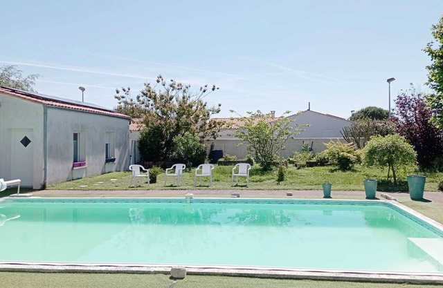 Homerez - Comfortable apartment with pool in La Jarrie