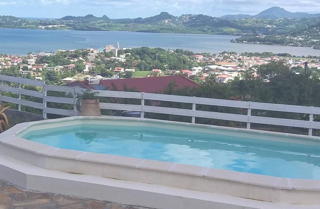 Homerez - Cosy flat in Le Robert with shared pool