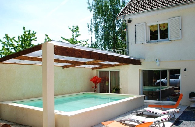 Homerez - House for 5 ppl. with swimming-pool and garden at Thiéblemont-Farémont