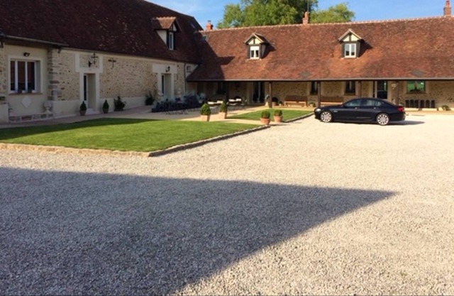 Homerez - House for 18 ppl. with jacuzzi and garden at La Houssaye-en-Brie