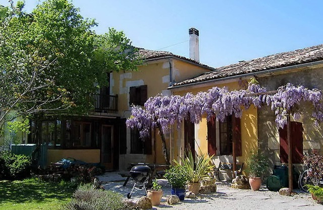 Homerez - House for 8 ppl. with shared pool, terrace and balcony at Gémozac