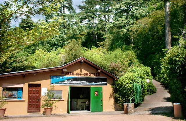 Homerez - House for 8 ppl. with garden, terrace and balcony at Charnay-lès-Mâcon