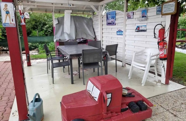 Homerez - House with fenced garden and BBQ in Vendat