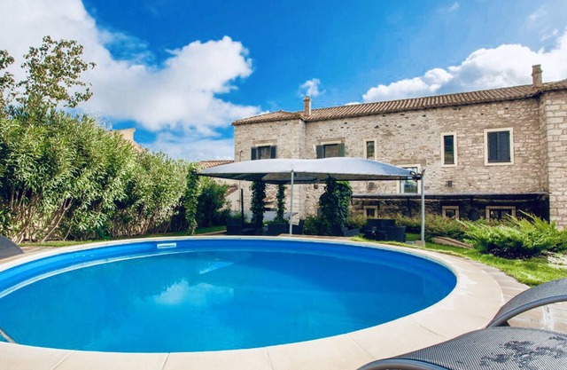 Homerez - Large manor With swimming pool