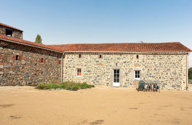 Homerez - Moncoutant house with pool