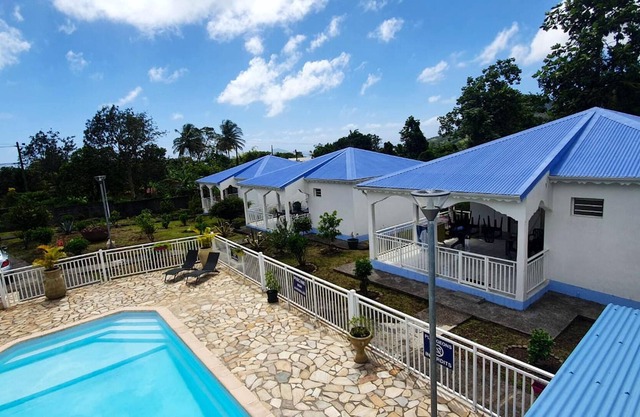 Homerez - Nice bungalow for 2 ppl. with shared pool at Capesterre-Belle-Eau