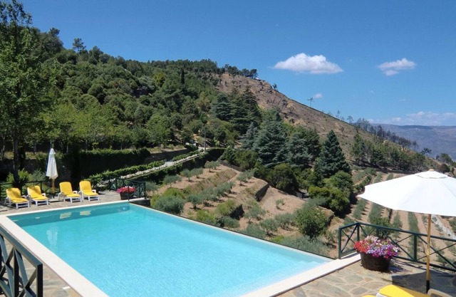 Homerez - Nice house for 4 ppl. with shared pool and garden at Torre de Moncorvo