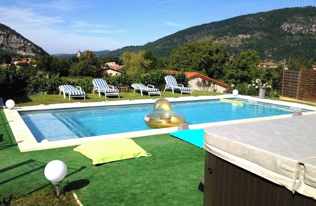 Homerez - Refined Villa in Foix with Private Pool and Jacuzzi