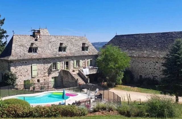 Homerez - Spacious villa with pool in Bas-Ségala