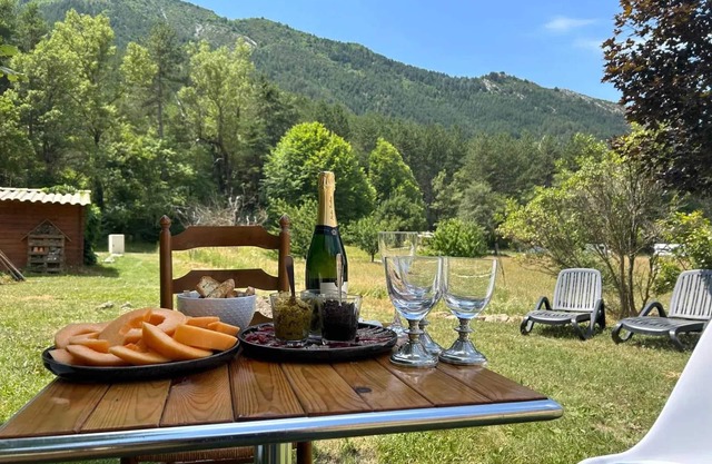 Homerez - Spacious House in Castellane with Garden and Mountain View